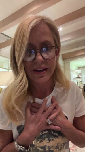Cecilia Bolocco Instagram - No saben cuánto necesitaba pedirles perdón!!!! 
Me pesaba el corazón el solo imaginar que le causé dolor a alguien.
Jamás sería capaz de discriminar o denostar a otro. Por NINGUNA razón!!! Ni por su tamaño, color, raza, religión, pensamiento político, nacionalidad, orientación sexual, condición social o condición física. 
Conozco muy de cerca la discriminación y lo único que quisiera es contribuir a que mi querido Chile sea de VERDAD INCLUSIVO!!!! 
Quienes exigen inclusión debieran también incluir al otro, ya que SÓLO se recibe aquello que se otorga!
Y finalmente NUNCA olvidar que somos TODOS seres humanos, frágiles e imperfectos y que el DOLOR NO TIENE ROSTRO!!!
Espero algún día despertar en un CHILE genuinamente inclusivo. 

Gracias por estar ahí y escucharme!!! 🙏❤️🙌

De verdad l@s adoro!