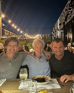 Cecilia Bolocco Instagram - Awwwww mi querid@s he estado taaaan ingrata, pero es que nos fuimos de Luna de Miel con mi amor! Y después nos vinimos a Miami! 
Estas fotos son de anoche comiendo con nuestros queridos amigos despidiéndonos de nuestro viaje! !
Mañana estaremos en Stgo y el martes volveremos a encontrarnos en un Live!!!
l@s he extrañado mucho y tengo tanto que contarles!!!Nos vemos este martes a las 8pm! 
L@s adoro! ❤️ 

@marisolpintot 
@vverdu2023 
@claudiamosso1 
@_ernestomosso