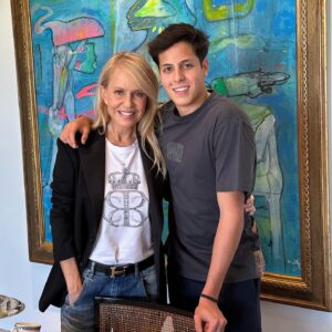 Cecilia Bolocco Instagram - Mi adorado @maximobolocco hoy se cumplen 20 años desde tu llegada a este mundo y cada día me asombra más la fortaleza de tu alma! Hoy también se cumplen 5 años desde que fueras diagnosticado con aquel complejo y agresivo cáncer cerebral el cual venciste con una entereza que se grabó a fuego en mi corazón! Déjame decirte que aún me maravillo con tu eterna sonrisa, la cual ha sido sin lugar a dudas tu gran escudo frente a tantas pruebas que te ha puesto la vida, como también frente a tu sensibilidad, humildad, capacidad de amar, tu humor y optimismo!!! 
Me siento tan orgullosa de ti y tan profundamente feliz de verte radiante de alegría, estudiando una carrera que te fascina y lleno de planes para el futuro!
Te adoro con el alma hijo y no me canso de darle gracias a Dios por haberte enviado a mis brazos!!!! Muy feliz cumpleaños mi amor y que este nuevo año esté repleto de bendiciones!!! 🥳🎉🙏❤️