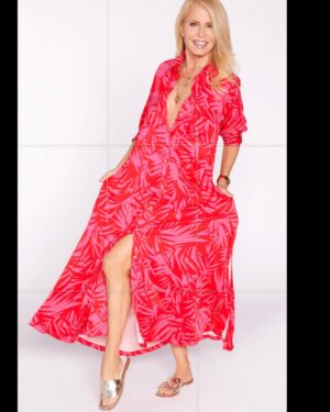 Cecilia Bolocco Instagram - Alegre, relajada, llena de color, elegante o deportiva….XS o XL…para TOD@S un modelo!!! No te pierdas mi nueva colección Primavera-Verano para @falabella_cl que ya está a la venta en tiendas y en falabella.com !!! 😍😍😍😍

En ella encontrarás las mejores tenidas 100% Lino hechas en Italia, los enteritos más sentadores y cómodos, los más versátiles blusones y tops y los más bellos vestidos con estampados exclusivos!!! 😍👗👖👚👙

Espero que la disfrutes tanto como yo, o que encuentres ese regalo perfecto que andas buscando!!! 🙏❤️🙌

Nos vemos este Martes 22 a las 8:30pm en un nuevo Live!!! 

L@s adoro!!! ❤️

#moda 
#primaveraverano 
#stylish 
#fashion