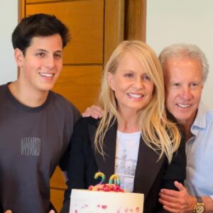 Cecilia Bolocco Instagram - Mi adorado @maximobolocco hoy se cumplen 20 años desde tu llegada a este mundo y cada día me asombra más la fortaleza de tu alma! Hoy también se cumplen 5 años desde que fueras diagnosticado con aquel complejo y agresivo cáncer cerebral el cual venciste con una entereza que se grabó a fuego en mi corazón! Déjame decirte que aún me maravillo con tu eterna sonrisa, la cual ha sido sin lugar a dudas tu gran escudo frente a tantas pruebas que te ha puesto la vida, como también frente a tu sensibilidad, humildad, capacidad de amar, tu humor y optimismo!!! 
Me siento tan orgullosa de ti y tan profundamente feliz de verte radiante de alegría, estudiando una carrera que te fascina y lleno de planes para el futuro!
Te adoro con el alma hijo y no me canso de darle gracias a Dios por haberte enviado a mis brazos!!!! Muy feliz cumpleaños mi amor y que este nuevo año esté repleto de bendiciones!!! 🥳🎉🙏❤️