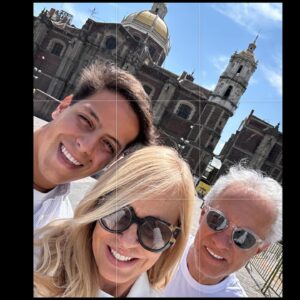 Cecilia Bolocco Instagram - No tengo palabras para describir la emoción de haber estado hoy a los pies de Nuestra Madre La Virgen de Guadalupe!!! Finalmente pudimos venir a visitarla junto a mi adorado @maximobolocco y a mi amor @pepodaire 🙏❤️🥰🙌 Ella llegó a través de Su Manto horas antes de la operación de Máximo hace un poco más de 5 años, gracias a nuestra querida @lucha_errazuriz , y núnca más nos abandonó!!! Y no deja de sorprendernos porque hoy al llegar a la Basilica nos recibió el Monseñor Diego Monroy Ponce quien nos llevó hasta el mismísimo altar donde además nos bendijo y le agradeció a La Virgen en nuestro nombre!!! Gracias Dios mio por tan extraordinario encuentro!!! 🙏❤️🙌
#virgendeguadalupe #santuariodelavirgendeguadalupe #basílicadeguadalupe