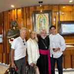 Cecilia Bolocco Instagram - No tengo palabras para describir la emoción de haber estado hoy a los pies de Nuestra Madre La Virgen de Guadalupe!!! Finalmente pudimos venir a visitarla junto a mi adorado @maximobolocco y a mi amor @pepodaire 🙏❤️🥰🙌 Ella llegó a través de Su Manto horas antes de la operación de Máximo hace un poco más de 5 años, gracias a nuestra querida @lucha_errazuriz , y núnca más nos abandonó!!! Y no deja de sorprendernos porque hoy al llegar a la Basilica nos recibió el Monseñor Diego Monroy Ponce quien nos llevó hasta el mismísimo altar donde además nos bendijo y le agradeció a La Virgen en nuestro nombre!!! Gracias Dios mio por tan extraordinario encuentro!!! 🙏❤️🙌 #virgendeguadalupe #santuariodelavirgendeguadalupe #basílicadeguadalupe