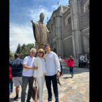 Cecilia Bolocco Instagram - No tengo palabras para describir la emoción de haber estado hoy a los pies de Nuestra Madre La Virgen de Guadalupe!!! Finalmente pudimos venir a visitarla junto a mi adorado @maximobolocco y a mi amor @pepodaire 🙏❤️🥰🙌 Ella llegó a través de Su Manto horas antes de la operación de Máximo hace un poco más de 5 años, gracias a nuestra querida @lucha_errazuriz , y núnca más nos abandonó!!! Y no deja de sorprendernos porque hoy al llegar a la Basilica nos recibió el Monseñor Diego Monroy Ponce quien nos llevó hasta el mismísimo altar donde además nos bendijo y le agradeció a La Virgen en nuestro nombre!!! Gracias Dios mio por tan extraordinario encuentro!!! 🙏❤️🙌 #virgendeguadalupe #santuariodelavirgendeguadalupe #basílicadeguadalupe
