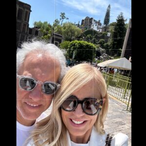 Cecilia Bolocco Instagram - No tengo palabras para describir la emoción de haber estado hoy a los pies de Nuestra Madre La Virgen de Guadalupe!!! Finalmente pudimos venir a visitarla junto a mi adorado @maximobolocco y a mi amor @pepodaire 🙏❤️🥰🙌 Ella llegó a través de Su Manto horas antes de la operación de Máximo hace un poco más de 5 años, gracias a nuestra querida @lucha_errazuriz , y núnca más nos abandonó!!! Y no deja de sorprendernos porque hoy al llegar a la Basilica nos recibió el Monseñor Diego Monroy Ponce quien nos llevó hasta el mismísimo altar donde además nos bendijo y le agradeció a La Virgen en nuestro nombre!!! Gracias Dios mio por tan extraordinario encuentro!!! 🙏❤️🙌
#virgendeguadalupe #santuariodelavirgendeguadalupe #basílicadeguadalupe