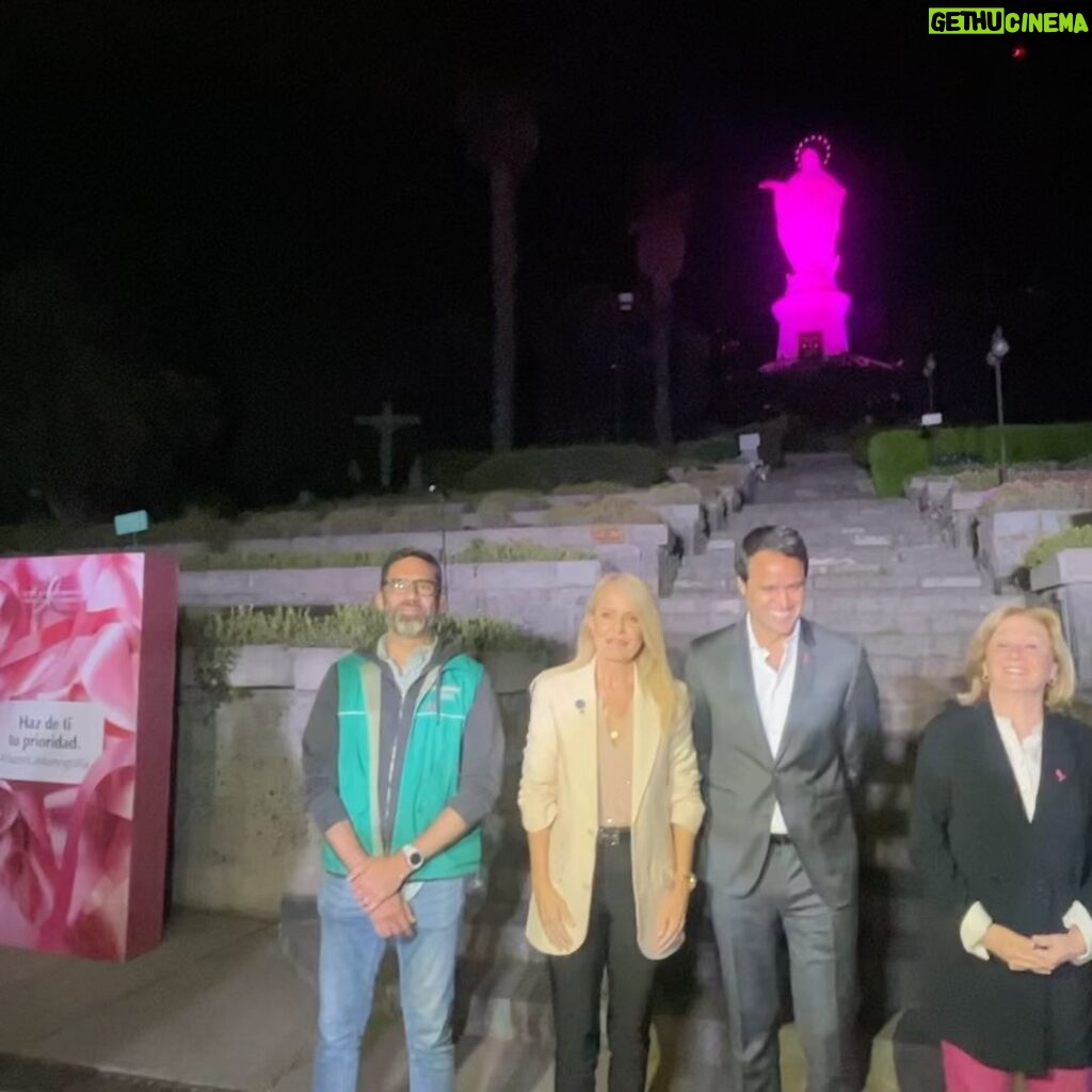 Cecilia Bolocco Instagram - #ACCIONESCARE | En el Día Mundial de Cáncer de Mama, iluminamos de color rosa, junto a @bcc_chile, la Virgen Inmaculada Concepción del Cerro San Cristóbal. En la actividad participó nuestra presidenta, Cecilia Bolocco, junto a nuestro Director Ejecutivo, Pablo Pizarro, el Gerente General de The Estée Lauder Companies, Pablo Cárcamo, y la Directora Ejecutiva de la campaña de concientización de este cáncer de esta compañía, Margarita Hanckes, el sacerdote del Santuario, Cristóbal Calleja y el Director del Parque Metropolitano, Carlos Ponce. Esta estructura mide 12 metros de altura y desde 1908 bendice la ciudad de Santiago, lo que es un símbolo en este mes de concientización del cáncer de mama. Recuerda que un cáncer detectado a tiempo, puede curarse. Por eso elige cuidarte y #haztelamamografia, escríbenos a contacto@fundacioncare.cl si necesitas ayuda y/o orientación 💙