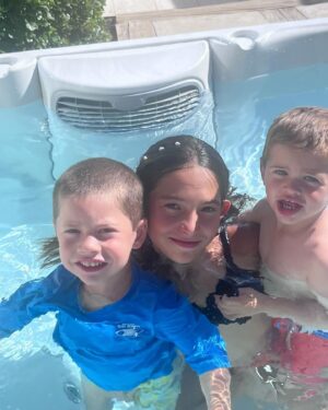 Cecilia Bolocco Instagram - Después de un fin de año muy ajetreado finalmente pudimos compartir con los hijos de mi amor @pepodaire y con mis #casinietos 😍 Fue un día maravilloso!!!! 
#domingoenfamilia 
#elmejorpanorama 

En cuanto tenga un momento l@s pondré al día con tantas novedades. De verdad l@s echo de menos pero he estado trabajando mucho! Y ahora finalmente me vine a la playa!
Solo quiero aprovechar para desearles a tod@s ,desde el fondo de mi corazón, un año espectacular en todo sentido! 

Espero poder retomar cuanto antes los lives para volver a compartir como siempre!!!

L@s Adoro!!! ❤️