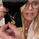 Cecilia Bolocco Instagram - Pasémoslo bien juntos!!! 🥰🥰🥰 Qué alegría ver que finalmente publicaron en la página de @falabella_cl mis nuevas joyas y también lo último de mi colección en Lino, como mis adorados blazers!!!! 😍😍😍😍 Espero que entre todas mis líneas de productos, desde perfumes hasta calzado, encuentres los mejores regalos de Navidad!!!! 🎁🎄 De todas formas nunca olvides que el mejor regalo será siempre dar amor!!!! Y para eso solo se necesita aprender a demostrarlo!!!!…con un sentido abrazo, un profundo beso, el compartir la mesa, el regalar tu tiempo….en fin hay tantas maneras de hacerlo! Te invito a encontrar la tuya!!!! Gracias por estar ahí!!!! L@s espero el próximo martes a las 9pm con muchas sorpresas!!!! 😍😍😍 L@s adoro!!!! ❤️