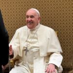 Cecilia Bolocco Instagram – #ACCIONESCARE | ¡Nuestra presidenta se reunió con el Papa Francisco! Hoy en la entrevista que dio a El Mercurio, profundizó sobre el encuentro que sostuvo junto al Papa, en el marco del VII Seminario de Ética en el Gerenciamiento de la Salud en El Vaticano.

Nuestra presidenta @ceciliabolocco tuvo un momento para hablar directamente con él, y fue ahí cuando le contó nuestro objetivo, lograr que todos los pacientes oncológicos accedan a un pronto diagnóstico y a los mejores tratamientos disponibles en el mundo. En ese momento, el Sumo Pontífice le respondió: “Yo lo sé, continúe con ello”.

👀 Lee la entrevista completa de El Mercurio y revive los grandes momentos en nuestra web (link en la bio) 👆