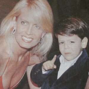 Cecilia Bolocco Instagram - Mi adorado @maximobolocco hoy se cumplen 20 años desde tu llegada a este mundo y cada día me asombra más la fortaleza de tu alma! Hoy también se cumplen 5 años desde que fueras diagnosticado con aquel complejo y agresivo cáncer cerebral el cual venciste con una entereza que se grabó a fuego en mi corazón! Déjame decirte que aún me maravillo con tu eterna sonrisa, la cual ha sido sin lugar a dudas tu gran escudo frente a tantas pruebas que te ha puesto la vida, como también frente a tu sensibilidad, humildad, capacidad de amar, tu humor y optimismo!!! 
Me siento tan orgullosa de ti y tan profundamente feliz de verte radiante de alegría, estudiando una carrera que te fascina y lleno de planes para el futuro!
Te adoro con el alma hijo y no me canso de darle gracias a Dios por haberte enviado a mis brazos!!!! Muy feliz cumpleaños mi amor y que este nuevo año esté repleto de bendiciones!!! 🥳🎉🙏❤️