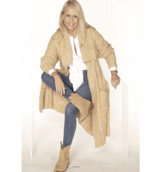 Cecilia Bolocco Instagram - Mis nuevas botas para este O/I 23 ya llegaron!!! 😍👢❤️👢😍Y no te pierdas los chalecos, parkas y outerwear! Aquí algunas fotos de mi nueva colección! Encuéntrala en @falabella_cl y falabella.com!
#nuevacoleccion #otoñoinvierno #sinfiltro