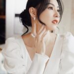 Cecilia Cheung Instagram - 喜歡白色，所以一定要減肥，才可以毫無顧慮（#逆时光 焕新生# @麦吉丽Mageline 新品发布会 服装：@NoraReveMaison 鞋履：@Jimmy-Choo 珠宝：@卡地亚 化妆：@王耀葳 发型：@金刚 摄影：@崔峻超