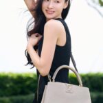 Cecilia Cheung Instagram - 徜徉春日氛围，分享与@路易威登 Capucines 手袋的风格日常。圆润包身搭配精巧细节，一秒出挑入镜。