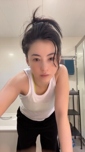 Cecilia Cheung Instagram - 運動必定要堅持有恆心毅力，除咗最近我肥咗好多之外其實都好想keep住自己嘅身體一定要健康，為咗自己為咗屋企人這是最佳的禮物，萬事起頭難但如果習慣咗之後其實是一個好好嘅禮物給自己和非常享受嘅空間，希望和大家分享一些小小的生活習慣，賺取健康賺取時間賺取可以年輕多一點，其實真係好着數只要生活有規律早啲瞓早啲起身很多事情都可以發生❤️❤️❤️❤️❤️❤️#行山前的準備