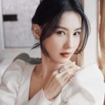 Cecilia Cheung Instagram – 喜歡白色，所以一定要減肥，才可以毫無顧慮（#逆时光 焕新生# @麦吉丽Mageline 新品发布会
服装：@NoraReveMaison 
鞋履：@Jimmy-Choo 
珠宝：@卡地亚 
化妆：@王耀葳 
发型：@金刚
摄影：@崔峻超