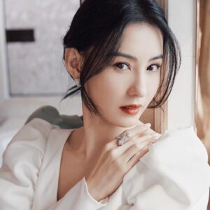 Cecilia Cheung Instagram - 喜歡白色，所以一定要減肥，才可以毫無顧慮（#逆时光 焕新生# @麦吉丽Mageline 新品发布会
服装：@NoraReveMaison 
鞋履：@Jimmy-Choo 
珠宝：@卡地亚 
化妆：@王耀葳 
发型：@金刚
摄影：@崔峻超