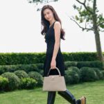 Cecilia Cheung Instagram - 徜徉春日氛围，分享与@路易威登 Capucines 手袋的风格日常。圆润包身搭配精巧细节，一秒出挑入镜。