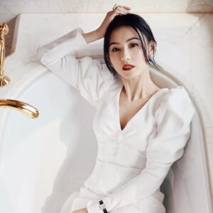 Cecilia Cheung Instagram - 喜歡白色，所以一定要減肥，才可以毫無顧慮（#逆时光 焕新生# @麦吉丽Mageline 新品发布会
服装：@NoraReveMaison 
鞋履：@Jimmy-Choo 
珠宝：@卡地亚 
化妆：@王耀葳 
发型：@金刚
摄影：@崔峻超