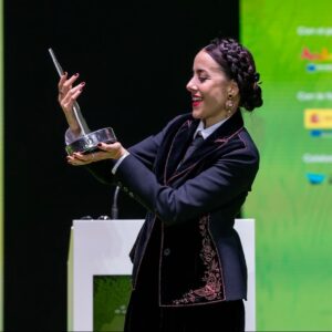 Cecilia Suárez Instagram - Gracias infinitas Festival de Huelva Cine Iberoamericano por este Premio Ciudad de Huelva. 
Gracias @manuelhmartin y a todo el equipo y colaboradores de este increíble festival.
Gracias @manolocaro por tus palabras y por todo lo demás, siempre.
Gracias @carlosramoss por acompañarme y ser equipo.
Gracias @yosbaute por las risas y los detalles.
Gracias @blancopop @juandediosr @betoescamilla porque la distancia no impide que sigamos siendo equipo.
Y gracias a mi acompañante favorito desde hace 13 años por estar presente.💖
Gracias España.
Qué día tan especial.🙏🏼
Y encima, la alegría de ver a la película de @angelescruzactriz ‘Valentina o la Serenidad’ llevarse el palmarés a mejor película y mejor actriz (¡Viva México!) y compartir con mis directores de “A Cielo Abierto” @mariana_arriaga y @santiagoarriagaa .
Dicha.🌅
@festicinehuelva 
📸 @claracarrasco_ 
#49festicinehuelva
•
Styling: @blancopop @juandediosr @betoescamilla 
@dior
H & MKUP:  @yosbaute