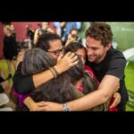 Cecilia Suárez Instagram - Gracias infinitas Festival de Huelva Cine Iberoamericano por este Premio Ciudad de Huelva. Gracias @manuelhmartin y a todo el equipo y colaboradores de este increíble festival. Gracias @manolocaro por tus palabras y por todo lo demás, siempre. Gracias @carlosramoss por acompañarme y ser equipo. Gracias @yosbaute por las risas y los detalles. Gracias @blancopop @juandediosr @betoescamilla porque la distancia no impide que sigamos siendo equipo. Y gracias a mi acompañante favorito desde hace 13 años por estar presente.💖 Gracias España. Qué día tan especial.🙏🏼 Y encima, la alegría de ver a la película de @angelescruzactriz ‘Valentina o la Serenidad’ llevarse el palmarés a mejor película y mejor actriz (¡Viva México!) y compartir con mis directores de “A Cielo Abierto” @mariana_arriaga y @santiagoarriagaa . Dicha.🌅 @festicinehuelva 📸 @claracarrasco_ #49festicinehuelva • Styling: @blancopop @juandediosr @betoescamilla @dior H & MKUP: @yosbaute