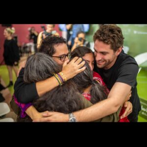 Cecilia Suárez Instagram - Gracias infinitas Festival de Huelva Cine Iberoamericano por este Premio Ciudad de Huelva. 
Gracias @manuelhmartin y a todo el equipo y colaboradores de este increíble festival.
Gracias @manolocaro por tus palabras y por todo lo demás, siempre.
Gracias @carlosramoss por acompañarme y ser equipo.
Gracias @yosbaute por las risas y los detalles.
Gracias @blancopop @juandediosr @betoescamilla porque la distancia no impide que sigamos siendo equipo.
Y gracias a mi acompañante favorito desde hace 13 años por estar presente.💖
Gracias España.
Qué día tan especial.🙏🏼
Y encima, la alegría de ver a la película de @angelescruzactriz ‘Valentina o la Serenidad’ llevarse el palmarés a mejor película y mejor actriz (¡Viva México!) y compartir con mis directores de “A Cielo Abierto” @mariana_arriaga y @santiagoarriagaa .
Dicha.🌅
@festicinehuelva 
📸 @claracarrasco_ 
#49festicinehuelva
•
Styling: @blancopop @juandediosr @betoescamilla 
@dior
H & MKUP:  @yosbaute