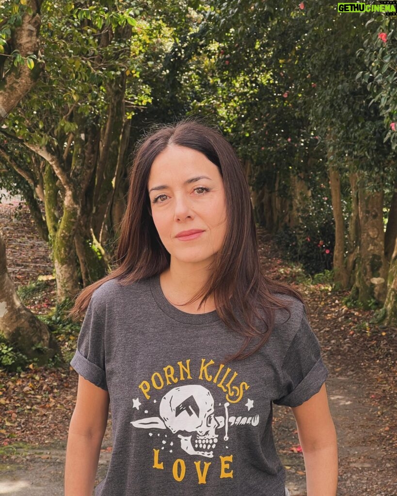 Cecilia Suárez Instagram - Mis amigos de @fightthenewdrug son una organización no religiosa y no legislativa dedicada a crear conciencia sobre los efectos nocivos del consumo de pornografía en las personas y las relaciones, basándose únicamente en investigación científica y datos duros. Si deseas aprender más sobre el tema puedes seguir su cuenta o entrar en su página en español. Si te interesa apoyar sus esfuerzos puedes entrar a su tienda on-line en donde hay t-shirts, sudaderas y las gorras más cool. #PiensaAntesdeConsumir #LasPersonasNoSonProductos #RechazaLasMentiras #Amor • My dear friends at @fightthenewdrug are a non-religious and non-legislative organization devoted to raising awareness on the harmful effects of pornography on individuals and relationships, based on science and facts. If you wish to learn more on this, follow their account or go directly to their web page. If you wish to contribute to their efforts you can shop for cool t-shirts, sweatshirts and caps on their web store. #ConsiderBeforeConsuming #PeopleAreNotProducts #RejectAllCounterfeits #Love