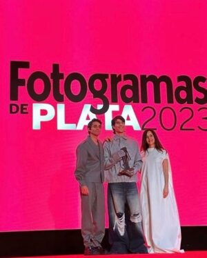 Cecilia Suárez Instagram - Qué gusto @fotogramas_es , gracias por invitarme a entregar este premio a mejor serie. Estos cracks se lo llevaron y ha sido un gusto doble (literal!) @soyambrossi @javviercalvo 
#FotogramasdePlata2023
•
Styling: @_freddyalonso @sportmax 
Mkup&Hair: @yosbaute @ysl @yslbeauty 
@cramtalent