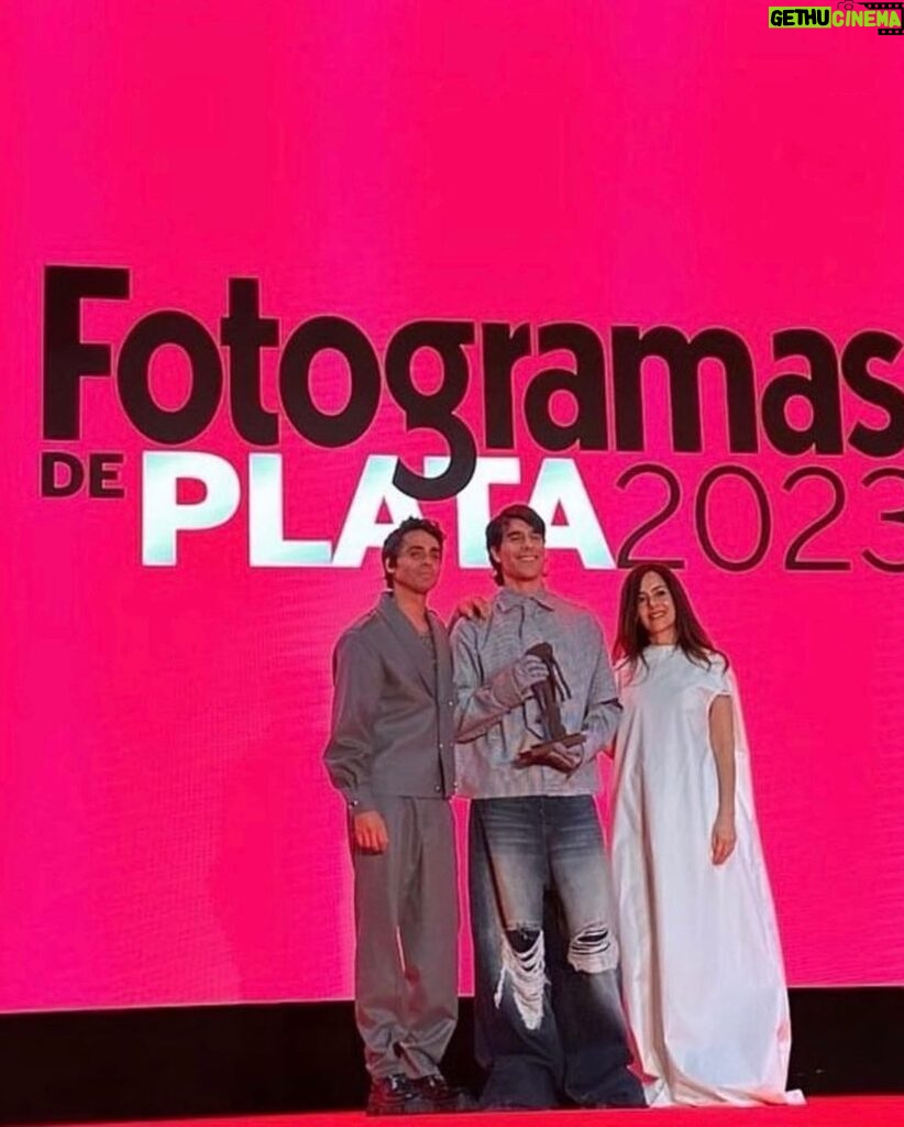 Cecilia Suárez Instagram - Qué gusto @fotogramas_es , gracias por invitarme a entregar este premio a mejor serie. Estos cracks se lo llevaron y ha sido un gusto doble (literal!) @soyambrossi @javviercalvo #FotogramasdePlata2023 • Styling: @_freddyalonso @sportmax Mkup&Hair: @yosbaute @ysl @yslbeauty @cramtalent