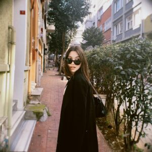 Cemre Gümeli Instagram - Cihangir’de Nisan’mış, ben yine bir takım fotoğrafları paylaşmayı unutmuşum🌚