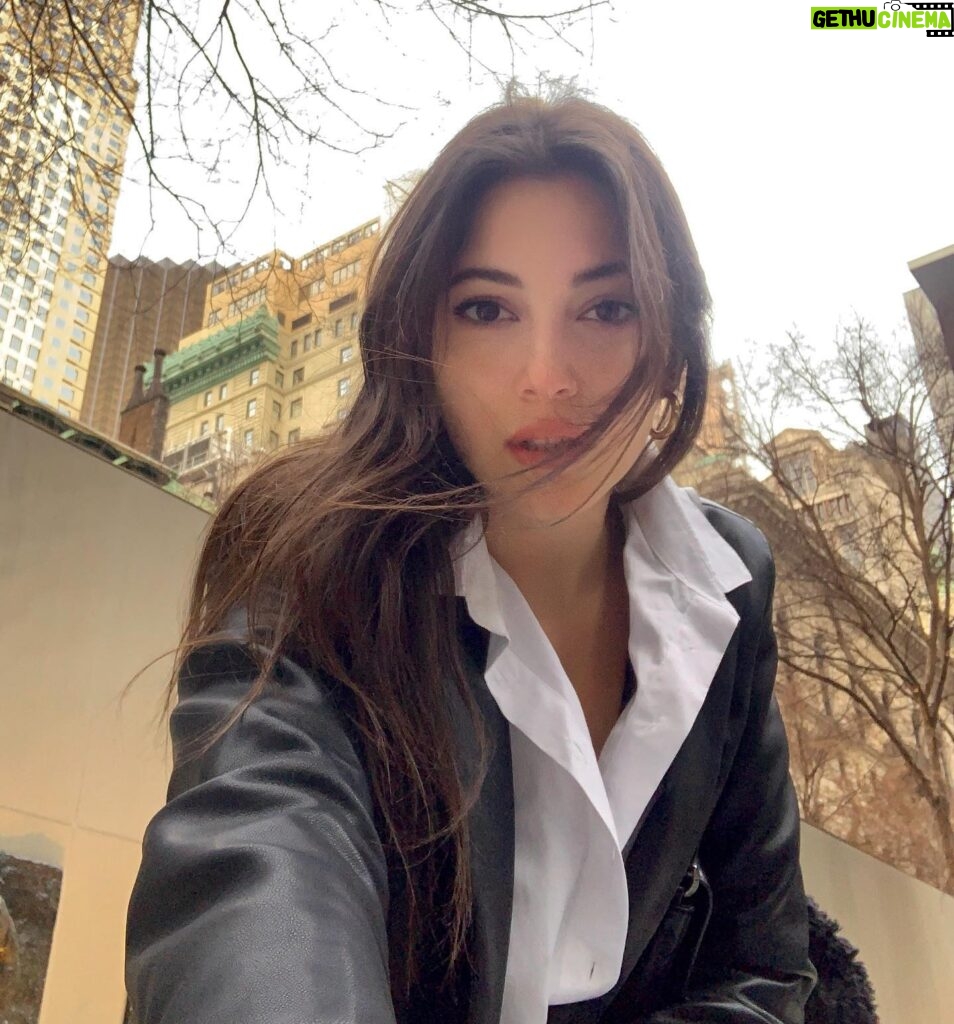 Cemre Gümeli Instagram - Telefonu kurcaladım tabi ki ben de- buyrun aşırı jetlag günlerimden bir #tb #nyc