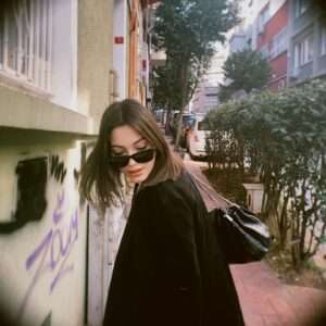 Cemre Gümeli Instagram - Cihangir’de Nisan’mış, ben yine bir takım fotoğrafları paylaşmayı unutmuşum🌚