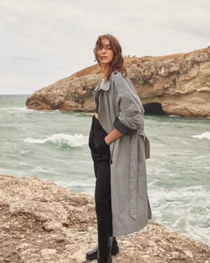 Cemre Gümeli Instagram - Ve Ekim!✨ 
Beni bütün yoğunlun ortasından alıp doğaya kaçıran ve çok keyifli bir gün geçirmeme neden olan @instyleturkiye ekibi, harikasınız!🤍

Styling: @nazlikayran 
Fotoğraflar: @semihkanmaz 
Röportaj: @eylulsolakoglu 
Saç: @akin_unal 
Makyaj: @hazalocal 
Styling Asistanı: @besttugceever 
Fotoğraf Asistanı: Nes Gümüş 
Makyaj Asistanı: @seymaerikci