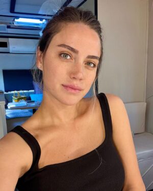 Ceyda Ateş Instagram - Set ve en sevdiğim durum sıfır makyaj ile oynamak🥰🥰 #karavangünlükleri #set @sondilekfilm  #nomakeup ✌️ canım hocam @melekozturkofficial 🎥