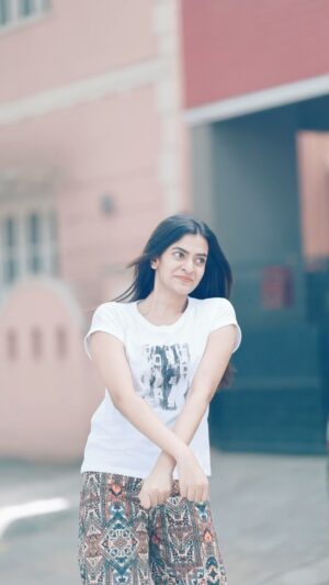 Chaithania Prakash Instagram - Heeriye🤍
DOP: @magicmomentsphotography.in 
Choreo: @ganeshacharyaa