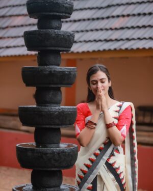 Chaithania Prakash Instagram - ✨

📸: @abi_fine_shooters 
Saree: @ar_handlooms_kuthampully