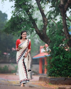 Chaithania Prakash Instagram - ✨

📸: @abi_fine_shooters 
Saree: @ar_handlooms_kuthampully