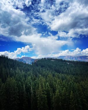 Chanel Mack Instagram - #aspen ride up to the top of the #mountains in my #favorite #cozyclothes from @aviatornation. Just ignore the second video in this slide. Don’t mind me sounding goofy and obnoxious as I’m falling down and laughing completely in the most unattractive way. The #views are all that matters here. Talk about #majestic #nature #labordayweekend #refresh #travel #happy #pretty #sightseeing #aviatornation