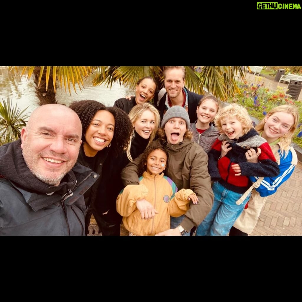 Chantal Janzen Instagram - We waren al ZO blij met de titel ‘best bekeken Videoland-dramaserie van 2023’, maar nu wordt ie nòg mooier: ‘Eén grote familie, Wie is de mol, Flikken Maastricht, All you need is love-kerst, Oogappels en Denkend aan Zwitserland zijn officieel de meest teruggekeken series/programma’s van 2023.’ WOW!!! Namens de feestcommissie: Dankjewel allemaal….❤️ Nu nòg meer zin in seizoen 2! 🙏🏻