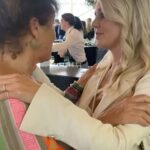 Chantal Janzen Instagram - DEBBIE🌺❤️ Door dit lieve leuke, bruisend als de grootste bruisbal mens ben ik op tv begonnen. In 2004 belde ze me, nadat ze blijkbaar een interview bij Ivo Niehe had gezien waar ik praatte over de musical Beauty & the beast. Ze vroeg op kantoor bij Endemol, waar ze toen uitvoerend producent was, of ik de Staatsloterijshow wilde doen. Live, primetime, op zaterdagavond. Ik vroeg welk liedje ik dan moest komen zingen. ‘Nee’, zei ze, ‘voor de presentatie, met Carlo Boszhard’. Ik snapte er he-le-maal niks van. Tot op de dag van vandaag eigenlijk nog steeds niet, waarom ze destijds na dat interview dacht dat ze mij moesten hebben. Na 100 vragen (Wat houdt prime time precies in? Wat is autocue? En is live ook echt dan live op tv?) heb ik maar gewoon ja gezegd. Als in een ‘ik heb het nog nooit gedaan dus ik denk wel dat ik het kan’-geval. Op de dag van de eerste liveshow was ik relaxed. Op de dag erna spookte het met terugwerkende kracht flink in mn hoofd: Waarom in godsnaam meteen dit?!? En volgende week moet ik wéér! Maar Debbie gaf me het volste vertrouwen. Na deze reeks ging ze haar droom achterna, een b & b beginnen. Sindsdien heb ik haar nooit meer gezien. Maar gisteren was er, totaal onverwachts , deze kleine reünie, na 19 jaar. Met natuurlijk Carlo erbij. Vastgelegd door lieve collega @mariekeelsinga Soms heb je een duwtje nodig, en moet iemand je maar net ‘zien’. Best blij dat Debbie die avond Ivo Niehe zag😊 Ze is nog net zo leuk als toen. En nog steeds een bloem in het haar. En nog steeds even bruisend. DEBBIE🌺❤️