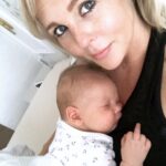 Chantal Janzen Instagram - 29 maart 2018. Om 07.30u belde ik naar de afdeling Verloskunde om te vragen hoe laat we mochten komen. We wisten dat ik op deze dag ingeleid zou worden. Om 11u stonden we op de gang daar, en zagen we dat de verloskamers namen van landen hadden. We stonden het dichtste bij ‘Mexico’, maar die wilden we niet want daar hebben we allebei iets tegen. Leg ik nog wel ‘s uit. We kregen kamer Mexico. Er volgden weeënopwekkers door middel van een infuus en ze braken m’n vliezen. Rond 17u was er 4 centimeter ontsluiting. Gelukkig dacht ie toen nog niet ‘laat ik eens komen’ want dan had ik nooit meer kunnen fietsen, onder andere. Rond 17.40u zei ik tegen Marco dat ik zin had in bozen en frambessen. En de morfinepomp was nog niet eens aangesloten. En toen volgde een super uurtje: weeënstorm. Ik probeerde uit te tunen maar had op dat moment het gevoel alsof ik vanaf m’n maag en m’n hele onderkant in een doorgedraaide shredder vastzat. Ik zei dat de ruggenprik nu wel mocht komen. Op het moment dat de anesthesist middenin een van de pijnlijkste weeën zei ‘Je moet nu voorover bukken’ wilde ik op dat moment roepen ‘Sterf Jeroen’ maar ik zei OOOKEEEEEE en dat was beter. Voor Jeroen. Om 22.30u werd er een kindje geboren wat niet huilde, waar ik van schrok en daarom riep ‘Gaat het goed met ‘m??’ Alles was ok. Hij had een glimlach op z’n gezicht. Achteraf dacht ik dat ik dit alleen zag door de morfinepomp, maar Marco zag het ook. ‘Als je zelf naar het toilet bent geweest mag je naar huis’, zei de verpleegkundige. Ik zei, met 4 verse hechtingen: ‘Nou ik weet één ding: ik ga nooit meer poepen’. ‘Jawel’, zei ze resoluut, ‘dat doe jij wel mevrouwtje’, zei ze met een heerlijk accent door haar Surinaamse roots. Om 04.00u ‘s nachts kwamen we thuis en maakten we James, Isaa en Zion wakker, Essie via facetime. We legden Bobby naast James in bed en ik heb van geluk heel lang gehuild. Ik keek naar Bobby en dacht: Alles is goed. Jouw oma, mijn moeder, noemt jou ‘De eeuwige glimlach’. En daar heeft ze gelijk in. We houden met z’n allen zo van jou, onze kleine geluksbrenger. Je bent een zon in zoveel levens. En nu ben je 6. Ik verheug me op alles wat nog komen gaat met jou. ❤️🎈