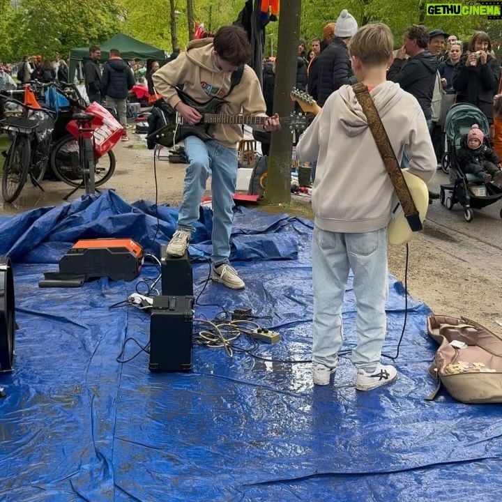 Chantal Janzen Instagram - Felix, Willem en James! 🧡🇳🇱 Laatstgenoemde speelt pas ‘n jaartje gitaar, en Koningsdag was hun eerste keer samen ‘spelen in het wild’, knap! swipe naar 2e filmpje> Colonel Parker, hier in ‘t paars, stond er trots achter. De hele dag. Ook wel Hekking genaamd. Handen in de zakken, relaxed glimlachend. Zit al jaren in de bizz. En met een gaap aan ‘t eind, zo van ‘Doorspelen guys, we moeten zo nog naar de Kelderbar in Groningen.’ Ze zijn te boeken! Je krijgt die manager erbij. Vraagt 20%, maar met een raketijs kom je al heel een heel eind.