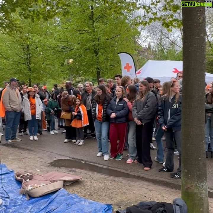 Chantal Janzen Instagram - Felix, Willem en James! 🧡🇳🇱 Laatstgenoemde speelt pas ‘n jaartje gitaar, en Koningsdag was hun eerste keer samen ‘spelen in het wild’, knap! swipe naar 2e filmpje> Colonel Parker, hier in ‘t paars, stond er trots achter. De hele dag. Ook wel Hekking genaamd. Handen in de zakken, relaxed glimlachend. Zit al jaren in de bizz. En met een gaap aan ‘t eind, zo van ‘Doorspelen guys, we moeten zo nog naar de Kelderbar in Groningen.’ Ze zijn te boeken! Je krijgt die manager erbij. Vraagt 20%, maar met een raketijs kom je al heel een heel eind.