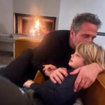 Chantal Janzen Instagram - 29 maart 2018. Om 07.30u belde ik naar de afdeling Verloskunde om te vragen hoe laat we mochten komen. We wisten dat ik op deze dag ingeleid zou worden. Om 11u stonden we op de gang daar, en zagen we dat de verloskamers namen van landen hadden. We stonden het dichtste bij ‘Mexico’, maar die wilden we niet want daar hebben we allebei iets tegen. Leg ik nog wel ‘s uit. We kregen kamer Mexico. Er volgden weeënopwekkers door middel van een infuus en ze braken m’n vliezen. Rond 17u was er 4 centimeter ontsluiting. Gelukkig dacht ie toen nog niet ‘laat ik eens komen’ want dan had ik nooit meer kunnen fietsen, onder andere. Rond 17.40u zei ik tegen Marco dat ik zin had in bozen en frambessen. En de morfinepomp was nog niet eens aangesloten. En toen volgde een super uurtje: weeënstorm. Ik probeerde uit te tunen maar had op dat moment het gevoel alsof ik vanaf m’n maag en m’n hele onderkant in een doorgedraaide shredder vastzat. Ik zei dat de ruggenprik nu wel mocht komen. Op het moment dat de anesthesist middenin een van de pijnlijkste weeën zei ‘Je moet nu voorover bukken’ wilde ik op dat moment roepen ‘Sterf Jeroen’ maar ik zei OOOKEEEEEE en dat was beter. Voor Jeroen. Om 22.30u werd er een kindje geboren wat niet huilde, waar ik van schrok en daarom riep ‘Gaat het goed met ‘m??’ Alles was ok. Hij had een glimlach op z’n gezicht. Achteraf dacht ik dat ik dit alleen zag door de morfinepomp, maar Marco zag het ook. ‘Als je zelf naar het toilet bent geweest mag je naar huis’, zei de verpleegkundige. Ik zei, met 4 verse hechtingen: ‘Nou ik weet één ding: ik ga nooit meer poepen’. ‘Jawel’, zei ze resoluut, ‘dat doe jij wel mevrouwtje’, zei ze met een heerlijk accent door haar Surinaamse roots. Om 04.00u ‘s nachts kwamen we thuis en maakten we James, Isaa en Zion wakker, Essie via facetime. We legden Bobby naast James in bed en ik heb van geluk heel lang gehuild. Ik keek naar Bobby en dacht: Alles is goed. Jouw oma, mijn moeder, noemt jou ‘De eeuwige glimlach’. En daar heeft ze gelijk in. We houden met z’n allen zo van jou, onze kleine geluksbrenger. Je bent een zon in zoveel levens. En nu ben je 6. Ik verheug me op alles wat nog komen gaat met jou. ❤️🎈