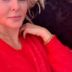 Chantal Janzen Instagram - Ik lig effe bij m’n ouders op de bank, en m’n moeder zet net een door haar geschild ‘eppelke’ voor me neer: ‘Dow mos good aete dees waek met al det gedans en gedeuns’.😂🥹 Net als vroeger. Och man ik hoop dat ik nog heel heel lang van deze momenten èn van de door hen geschilde partjes kan genieten❤️ #opjedrieenveertigste #detgedansengedeuns #datgedansengedoe #dievatiunddiemutti #ospapenosmam #liefde #kleingrootgelukhoor #eppelke #stiltevoordeziggostorm