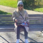 Chantal Janzen Instagram - Foto zoals ik ‘m vaak maak van mijn gezin: samen en lief, op een onbewaakt moment *swipe* Foto zoals mijn gezin ‘m vaak maakt van mij: alleen en etend, meteen nadat ze “Kijk ‘s” hebben geroepen #herfstvakantie #redme #waaromstaateenmoederzovaakmediumopvakantiefotos