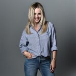 Chantal Janzen Instagram - Mijn favoriete speelgoed vroeger was de ‘Modewijzer’, waarmee je eigen outfits kon creëren op papier. Er was een reclame op tv van dit ding, en ik smeekte er echt om. Dat ik dolgelukkig was toen ik hem eindelijk kreeg met kerst, dat zie je wel aan m’n gezicht. M’n broer wist ook hoe graag ik dit wilde, dus die was plaatsvervangend blij. En dat zie je ook wel aan zíjn gezicht. Die Modewijzer heb ik echt versleten. Die krijtjes die erbij zaten leken dat al te zijn na pas 3x te hebben gebruikt. Maar, het idee van een eigen kledinglijn is altijd in mn hoofd gebleven, dat leek me geweldig. Maar ik wilde niet slechts het commerciële gezicht zijn van een merk, ik wil er echt mijn eigen ideeën en smaak aan toevoegen, van de vorm van de broeken tot aan de rits en knopen. En het moet een merk zijn wat ik zelf al draag. Dus ik ging praten met FIFTH HOUSE, daar hangt al vanaf de start veel van in m’n kast. Altijd gekocht, nooit gekregen. Daar moet ik het met Nikkie nog wel over hebben. Enfin. Met hen kwamen we al snel tot de invulling die paste. Nikkie’s bevlogenheid en betrokkenheid wat betreft haar merken is groot, dus samen hebben wij met het topteam van FIFTH HOUSE en &C, iets heel moois neergezet. Na bijna een jaar voorbereiding kunnen ze mijn vragen als ‘Kun je hier wel in fietsen’, ‘Kan dit ook met stretch’ en ‘Dit moet je toch ook met gympen kunnen dragen’ al bijna niet meer horen. Ik kan niet wachten om de kleding in de winkels te zien hangen, laat staan iemand te spotten in mijn broek trui jas shirt of blouse. Wel zou ik bij deze graag aan jullie willen vragen om dan ter plekke naar mij te roepen: ‘Heb ik wat van je aan ofzo?’ Zodat ik daar dan volmondig en veel te blij ‘ja’! op kan zeggen. Nog efkes wachten, in januari 2024 ligt de collectie in de winkels. Ik kijk er naar uit. Och dit had os Sjetalleke van 7 jaor destieds ens motte weite.❤️ Dank @philippevogelenzang voor de prachtige campagne shoot. &C FIFTH HOUSE Fotografie @philippevogelenzang Styling @kelly_huijsman_styling Haar & makeup @lecolook &C FIFTH HOUSE Vanaf januari 2024 online en in de winkels verkrijgbaar.