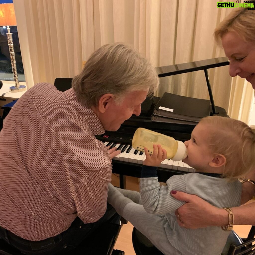 Chantal Janzen Instagram - Of ik iets met de piano heb, was de vraag van Rtl toen ze dit programma aan me voorlegden. Dat ik ‘iets met piano heb’ is een understatement. Ik ben ermee opgegroeid. Ik weet niet beter dan dat ik altijd pianospel hoorde thuis, en dat kwam door mijn vader. Mijn broer en ik zijn opgevoed met heel veel muziek thuis, jazz, Nina Simone, veeeel Duitse schlagers, chansons (mama), James Last, Richard Clayderman, Louis van Dijk, allemaal gespeeld door papa op de piano. Want *zet nu je Jambers-stem op*: Overdag was hij zweminstructeur, maar ‘s avonds en in de weekenden was hij pianist. Daar verdiende hij niet de wereld mee, maar hij MOEST het doen. Vanuit zichzelf, vanuit de liefde voor dat instrument. Nu geniet hij van zijn pensioen, maar speelt nog steeds. Zoals ‘n paar keer per week vrijwillig in de hal van het ziekenhuis in Venlo. ‘Om ‘t voor de mensen daar wat leuker te maken’, zegt hij zelf. Trots zijn we op ‘m. M’n broer en ik, en later ook onze kinderen werden al vanaf dat we baby waren op die kruk gezet. Iedere keer als ik pianospel hoor brengt het me thuis. Herinneringen uit en voor het leven. Alleen maar moois, warms en goeds. Iedereen heeft toch wel íets met de piano? Zo’n openbare piano die wordt bespeeld op een station, op een plein, in een hal, of op straat brengt altijd iets positiefs. Ik denk dan altijd Wie zíj́n deze mensen? Wat is hun verhaal? Wat doen ze in ‘t dagelijks leven? Met plezier en ontroerd mocht ik naast hen zitten en luisteren naar de amateur-pianisten die plaats namen op onze kruk. En ik heb er niet doorheen gekwaakt (zie laatste video). Met als verrassing voor hen, worden bewonderd door 1 van onze beste concertpianisten @dariavandenbercken , en @dominicseldisofficial en @vanvelzenmusic . En nu mogen JULLIE hier eindelijk van genieten. Van hun verhalen, hun drijfveer en vooral: hun liefde voor de piano. Het favoriete muziekinstrument van de mens. Ik hoop dat jullie gaan kijken. En mocht je iets anders gaan kijken, hallo nieuwe wereld, kijk het dan terug. Want ja, het is een gedurfd programma van en bij Rtl.❤️ En dankjewel pap Vanavond 20.30u op Rtl4, De Piano.