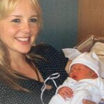Chantal Janzen Instagram - Op ‘t moment dat ik dit schrijf zaten m’n man en ik precies 15 jaar geleden in een ziekenhuis-kamer te wachten, ik met een buik alsof er een olifant in zat. Wat goddank niet zo was want olifanten zijn twee jaar zwanger. Ik had een geplande keizersnede, daar hadden we voor gekozen want onze baby zat andersom, met het hoofd boven. Om 07.45u werden we naar de operatiekamer gebracht, en daar werd ons aangeboden of ‘n aanwezige arts in opleiding foto’s zal maken met ons meegebrachte fototoestelletje. Tuurlijk, wat lief aangeboden, prachtig om te hebben voor later. Om 08.25u werd de leukste liefste mooiste baby geboren: James. Het eerste wat ik zei toen hij boven het groene doek werd getild was: ‘Hij lijkt op Zion!’ James was de allermooiste liefste baby, en ik spatte uit elkaar van trots. Toen ik in een aluminiumfolie-deken rillend bij lag te komen, vroeg een verpleegkundige aan me: Wat is het geworden? Ik heb volgens haar toen hard en dolgelukkig in die zaal geroepen: ‘Het is een jongen! Hij is zó mooi! En hij heet James!’. Ieder jaar rakel ik dit verhaal weer op, draai ik deze film weer in m’n hoofd af. Doen jullie dat ook? Hier thuis horen ze het iedere verjaardag weer gedwee doch zuchtend aan. Maar ja, ik heb geen keus joh. Want als ik kijk naar dit wezen, van nu 15 jaar oud, dan klap ik nog stééds uit elkaar van trots. Hij is nog steeds de allerallerliefste leukste knapste die er is. Met z’n grote muzikale hart en talent. Hij maakte mij voor het eerst moeder, door hem leerde ik de wereld beter kennen. En dat is tot op de dag van vandaag nog steeds zo. Hoeveel ik van hem hou kan ik simpelweg niet beschrijven, omdat het oneindig en ontelbaar is. Ik vind het prachtig om te zien hoe híj́ nu de wereld leert kennen, en ik verheug me erop om als ouders hierin achter, naast, en indien nodig, voor hem te staan. 15 jaar geleden kon ik me echt niet voorstellen dat je iedere dag meer van je kinderen zult gaan houden. Nu begrijp ik dat, omdat het zo is. Zo, en nu ga ik ‘m veel te vroeg wakker maken. Met z’n geliefde Master of Puppets van Metallica op speaker❤️ P.S mocht iemand hier van jullie een keizersnede thuis willen uitoefenen, ik heb iedere stap op de foto👍🏼😬