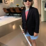Chantal Janzen Instagram - Wij: Bob, zo kun je niet naar school Hij: …. (zegt niks, kijkt en trekt alleen wenkbrauwen op) Wij: …(zucht) …Pak je schoenen. 👍🏼 #pyjama #colbert #laserzwaard #zonnebril