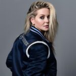 Chantal Janzen Instagram - Mijn favoriete speelgoed vroeger was de ‘Modewijzer’, waarmee je eigen outfits kon creëren op papier. Er was een reclame op tv van dit ding, en ik smeekte er echt om. Dat ik dolgelukkig was toen ik hem eindelijk kreeg met kerst, dat zie je wel aan m’n gezicht. M’n broer wist ook hoe graag ik dit wilde, dus die was plaatsvervangend blij. En dat zie je ook wel aan zíjn gezicht. Die Modewijzer heb ik echt versleten. Die krijtjes die erbij zaten leken dat al te zijn na pas 3x te hebben gebruikt. Maar, het idee van een eigen kledinglijn is altijd in mn hoofd gebleven, dat leek me geweldig. Maar ik wilde niet slechts het commerciële gezicht zijn van een merk, ik wil er echt mijn eigen ideeën en smaak aan toevoegen, van de vorm van de broeken tot aan de rits en knopen. En het moet een merk zijn wat ik zelf al draag. Dus ik ging praten met FIFTH HOUSE, daar hangt al vanaf de start veel van in m’n kast. Altijd gekocht, nooit gekregen. Daar moet ik het met Nikkie nog wel over hebben. Enfin. Met hen kwamen we al snel tot de invulling die paste. Nikkie’s bevlogenheid en betrokkenheid wat betreft haar merken is groot, dus samen hebben wij met het topteam van FIFTH HOUSE en &C, iets heel moois neergezet. Na bijna een jaar voorbereiding kunnen ze mijn vragen als ‘Kun je hier wel in fietsen’, ‘Kan dit ook met stretch’ en ‘Dit moet je toch ook met gympen kunnen dragen’ al bijna niet meer horen. Ik kan niet wachten om de kleding in de winkels te zien hangen, laat staan iemand te spotten in mijn broek trui jas shirt of blouse. Wel zou ik bij deze graag aan jullie willen vragen om dan ter plekke naar mij te roepen: ‘Heb ik wat van je aan ofzo?’ Zodat ik daar dan volmondig en veel te blij ‘ja’! op kan zeggen. Nog efkes wachten, in januari 2024 ligt de collectie in de winkels. Ik kijk er naar uit. Och dit had os Sjetalleke van 7 jaor destieds ens motte weite.❤️ Dank @philippevogelenzang voor de prachtige campagne shoot. &C FIFTH HOUSE Fotografie @philippevogelenzang Styling @kelly_huijsman_styling Haar & makeup @lecolook &C FIFTH HOUSE Vanaf januari 2024 online en in de winkels verkrijgbaar.